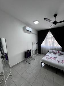 Schlafzimmer mit einem Bett und einem Deckenventilator in der Unterkunft Teratak impian PPAM Saderi Putrajaya in Putrajaya