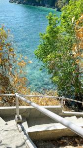 um conjunto de escadas ao lado de um corpo de água em 2 Bedroom Suite with private pool and amazing view em Puerto Galera