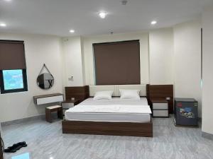 sypialnia z dużym łóżkiem w pokoju w obiekcie Hotel Việt Hàn w mieście Việt Yên