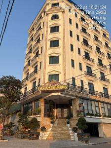 ein großes Gebäude mit einer Treppe davor in der Unterkunft Hotel Việt Hàn in Việt Yên