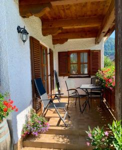 eine Terrasse mit Stühlen und einem Tisch auf einem Haus in der Unterkunft Ferienwohnung Stadlmann in St. Wolfgang
