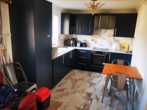 Kuchyň nebo kuchyňský kout v ubytování Modern 2 bedroom flat by Dover Port, Castle& Sea!
