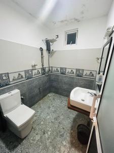 La salle de bains est pourvue de toilettes et d'un lavabo. dans l'établissement Meegahasewana Bungalow, à Kurunegala