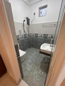 ein Bad mit einem WC und einem Waschbecken in der Unterkunft Meegahasewana Bungalow in Kurunegala