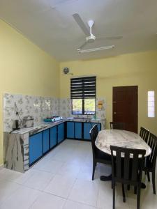 Η κουζίνα ή μικρή κουζίνα στο Homestay BONDA 1