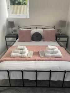 מיטה או מיטות בחדר ב-Willow Lodge