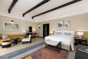 Ένα ή περισσότερα κρεβάτια σε δωμάτιο στο Sofitel Al Hamra Beach Resort +34 φωτογραφίες