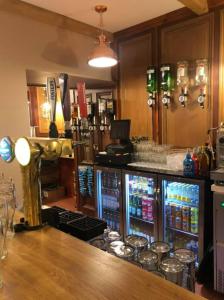 un bar con una barra con muchas botellas de alcohol en Manor House Hotel, en Thurso