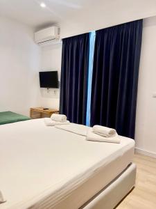 2 camas en una habitación con ventana en Hotel Aulona, en Sarandë