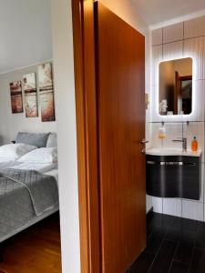スコウガルにあるHotel Skógá by EJ Hotelsのベッドルーム(シンク付)につながるドア