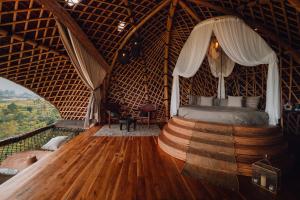 Selat的住宿－Camaya Bali - Magical Bamboo Houses，蒙古包内一间卧室,配有一张床