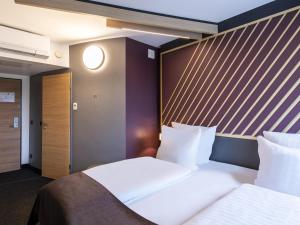 アッシュハイムにあるB&B HOTEL München-Messeのベッド2台とヘッドボード付きのホテルルームです。