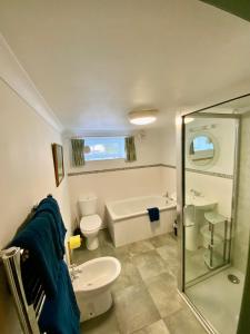 Ένα μπάνιο στο Lynwood House Self Contained Studio +22 φωτογραφίες