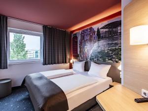 Postel nebo postele na pokoji v ubytování B&B HOTEL München-Messe