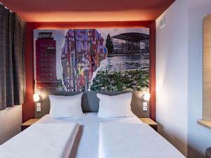 Postel nebo postele na pokoji v ubytování B&B HOTEL München-Messe