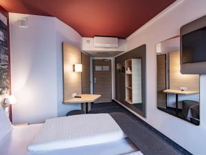 TV a/nebo společenská místnost v ubytování B&B HOTEL München-Messe