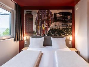 Postel nebo postele na pokoji v ubytování B&B HOTEL München-Messe