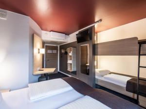 Postel nebo postele na pokoji v ubytování B&B HOTEL München-Messe