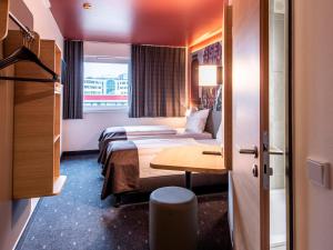 Postel nebo postele na pokoji v ubytování B&B HOTEL München-Messe