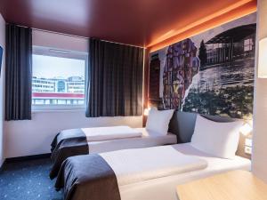 Postel nebo postele na pokoji v ubytování B&B HOTEL München-Messe + 21 fotografií