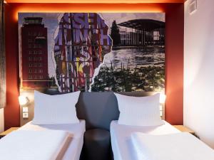 Postel nebo postele na pokoji v ubytování B&B HOTEL München-Messe