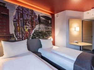 Postel nebo postele na pokoji v ubytování B&B HOTEL München-Messe