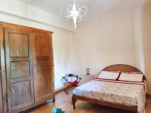 2 bedrooms apartement with enclosed garden and wifi at Apsella في Montecchio: غرفة نوم بسرير وخزانة خشبية