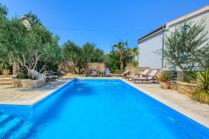 Bazén v ubytování Villa Kos Murter Apartments nebo v jeho okolí