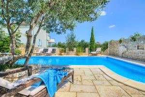 Bazén v ubytování Villa Kos Murter Apartments nebo v jeho okolí