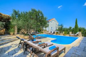 Bazén v ubytování Villa Kos Murter Apartments nebo v jeho okolí