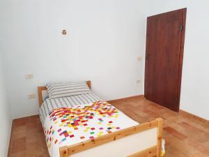 Rúm í herbergi á 2 bedrooms apartement with enclosed garden and wifi at Apsella