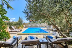 Bazén v ubytování Villa Kos Murter Apartments nebo v jeho okolí + 37 fotografií