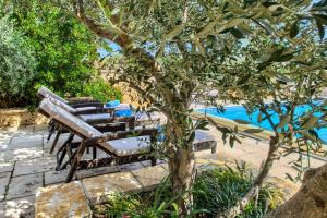 Bazén v ubytování Villa Kos Murter Apartments nebo v jeho okolí