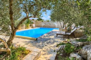 Bazén v ubytování Villa Kos Murter Apartments nebo v jeho okolí