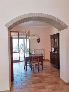 2 bedrooms apartement with enclosed garden and wifi at Apsella في Montecchio: غرفة طعام مع طاولة وكراسي ونافذة