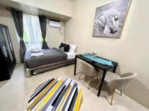 1 dormitorio con cama, escritorio y silla en IT Park + fast net, en Cebú