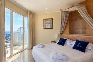 Grand Hotel Mediterranee tesisinde bir odada yatak veya yataklar