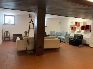 uma sala de estar com sofás e uma lareira em Wellness Smart Suites em Bolzano