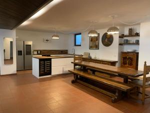 uma cozinha com uma mesa e um banco em Wellness Smart Suites em Bolzano