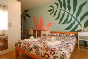 una camera con un letto con due cuscini sopra di Liquid Surfhouse a Langre