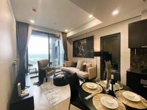 een woonkamer met een tafel en een bank bij Riverside Lumiere Luxury Vacation in Ho Chi Minh-stad