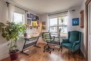 un bureau avec un bureau et une chaise verte dans l'établissement The Artbnb, à French Village