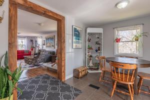 - un salon avec une table et des chaises en bois dans l'établissement The Artbnb, à French Village