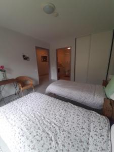 Postel nebo postele na pokoji v ubytování Gite des Monges