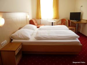 A bed or beds in a room at Stiegenwirt