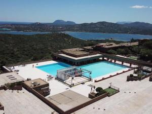 een luchtzicht op een groot zwembad bij Simplistic apartment in Olbia with garden in Olbia