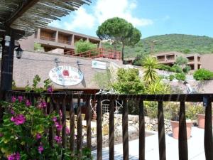 een uitzicht vanaf het balkon van een resort met bloemen bij Simplistic apartment in Olbia with garden in Olbia