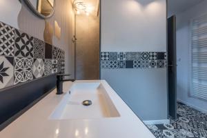 メール・レ・バンにあるEsthense - 500m de la plage proche Baie de Sommeの黒と白のタイル張りのバスルーム(シンク付) +6枚の写真