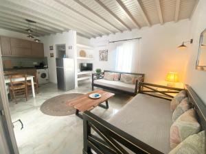 - un salon avec un canapé et une table dans l'établissement Elenitas beach house in Ornos, à Ornos