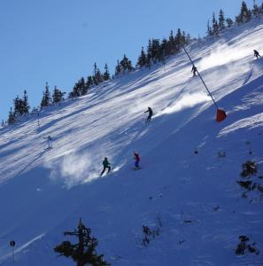 Skiing at a vendégházakat or nearby